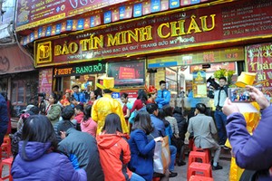 Người dân xếp hàng mua vàng tại Bảo Tín Minh Châu.