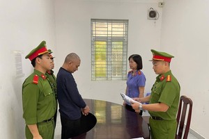 Cơ quan Cảnh sát điều tra Công an TP.Đà Nẵng tống đạt quyết định khởi tố bị can đối với Huỳnh Khổng (52 tuổi, trú xã Hòa Tiến). Ảnh: Công an Đà Nẵng 