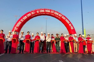 Lãnh đạo TP.HCM cùng lãnh đạo các sở, ngành cắt băng thông xe hầm chui HC1-02 nút giao An Phú - Ảnh: L.Q