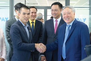 CEO 9 Pay Nguyễn Quang Thịnh (bên trái) đón tiếp Phó Thủ tướng Thường trực Chính phủ Nguyễn Hòa Bình và lãnh đạo TP. Đà Nẵng tới thăm văn phòng của 9Pay tại IFC Đà Nẵng