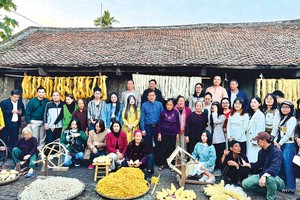 Các nghệ nhân trình diễn và hướng dẫn du khách trải nghiệm se tơ, rút đũi tại làng nghề dệt đũi Nam Cao (Ảnh: Hồ Hạ) 