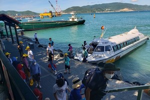 Du khách tham quan du lịch trên vịnh Nha Trang, tỉnh Khánh Hòa. Ảnh: Linh Đan 