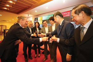 Ông Dominic Scriven (ngoài cùng bên trái) nâng ly cùng đối tác và cộng sự tại buổi lễ lên sàn của Dragon Capital