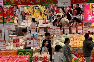 Người dân mua sắm chuẩn bị cho Tết Bính Ngọ 2026.