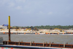 Các đơn vị nhà thầu đang thi công các hạng mục bến số 1 và vũng quay tàu. Ảnh: Trường Nhật