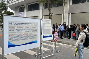 Người dân mua nhà ở xã hội tại xã Đông Anh, thành phố Hà Nội.