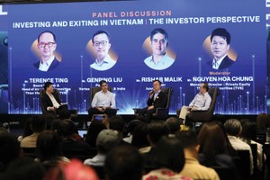 Các diễn giả trong phiên thảo luận “Đầu tư và thoái vốn tại Việt Nam”, được điều phối bởi ông Nguyễn Hòa Chung, Giám đốc điều hành Khối Đầu tư Tư nhân của TVS, với sự tham gia của các nhà đầu tư kỳ cựu đến từ Thien Viet Securities (TVS), Jungle Ventures và Vertex Ventures