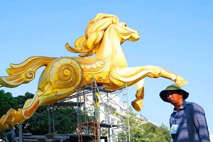 TP.HCM gấp rút hoàn thiện đường hoa Nguyễn Huệ đón Tết Bính Ngọ 