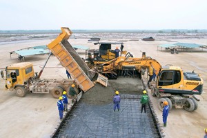 Thi công sân đỗ Cảng hàng không Quảng Trị. Ảnh: Đăng Đức. 