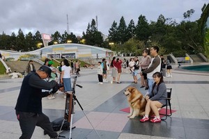 Lâm Đồng hướng tới xây dựng môi trường du lịch bền vững, an toàn, văn minh, thân thiện. Trong ảnh là du khách tham quan du lịch tại Quảng trường Lâm Viên, tỉnh Lâm Đồng. Ảnh: T.X 