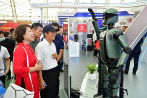 Người dân tương tác với robot AI.