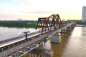 Một đoàn tàu tuyến Hà Nội - Đồng Đăng lưu thông qua cầu Long Biên. 