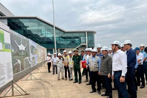 Phó Thủ tướng Trần Hồng Hà trên công trường xây dựng Cảng Hàng không quốc tế Long Thành - Ảnh: VGP.