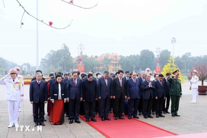 Đoàn đại biểu Ban Chấp hành Trung ương Đảng, Chủ tịch nước, Quốc hội, Chính phủ, Ủy ban Trung ương Mặt trận Tổ quốc Việt Nam tưởng niệm Chủ tịch Hồ Chí Minh. (Ảnh: An Đăng/TTXVN) 