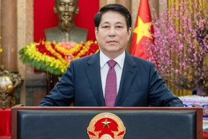 Chủ tịch nước Lương Cường gửi lời chúc Tết tới đồng bào, đồng chí, chiến sĩ cả nước và kiều bào ta ở nước ngoài vào thời khắc Giao thừa thiêng liêng bước sang năm mới Bính Ngọ 2026. 