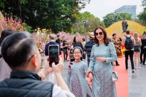 Người dân và du khách lưu giữ khoảnh khắc du xuân trong không gian lễ hội rực rỡ sắc hoa tại Hà Nội dịp Tết Nguyên đán Bính Ngọ 2026.