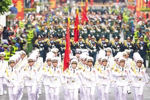 Khi những đoàn quân lớp lớp mạnh mẽ đi qua, trong triệu triệu vòng tay và tấm lòng Nhân dân, quân - dân cùng chung một ý chí, chung một nhịp đập lịch sử hào hùng của dân tộc 