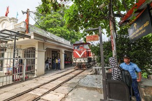 Một đoàn tàu chờ đón khách tại ga Long Biên - Hà Nội. 