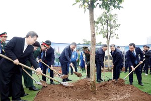 Tổng Bí thư Tô Lâm và các đại biểu tham gia trồng cây tại Lễ phát động “Tết trồng cây đời đời nhớ ơn Bác Hồ” Xuân Bính Ngọ 2026. (Ảnh: Thống Nhất/TTXVN)