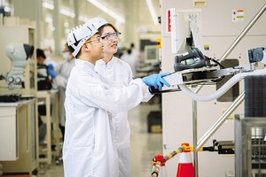 Quyết định mở cửa nền kinh tế và hội nhập quốc tế đã mang tới cho Việt Nam các khoản đầu tư lớn của các tập đoàn toàn cầu 