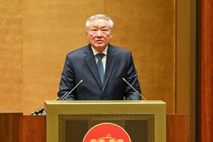 Phó Thủ tướng Thường trực Chính phủ Nguyễn Hòa Bình báo cáo tại Hội nghị.