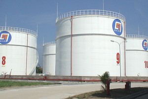 Nhà chức trách sẽ tăng kiểm tra, giám sát việc thực hiện trách nhiệm bảo đảm nguồn cung xăng dầu của các thương nhân. 