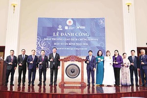 Bộ trưởng Bộ Tài chính Nguyễn Văn Thắng và các đại biểu khai trương phiên giao dịch đầu xuân Bính Ngọ 2026. Ảnh: P.V 