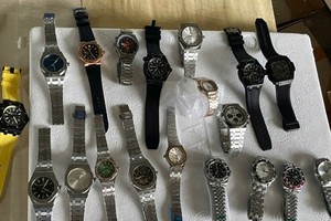 Một lô hàng đồng hồ giả nhãn hiệu bị cơ quan Hải quan phát hiện, bắt giữ.