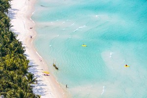 Làn nước trong veo như ngọc cùng bãi cát trắng mịn của Bãi Kem đặc biệt thu hút du khách (Ảnh: Fabl Belek)