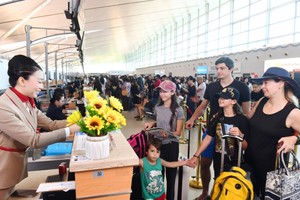 Du khách làm thủ tục tại Cảng hàng không quốc tế Phú Quốc dịp Tết Bính Ngọ 2026
