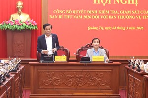 Ông Hoàng Phúc Lâm, Phó Giám đốc Học viện Chính trị Quốc gia Hồ Chí Minh - Phó Trưởng Đoàn kiểm tra (trái ảnh) và ông Nguyễn Văn Phương, Bí thư Tỉnh ủy Quảng Trị (phải ảnh) đồng chủ trì hội nghị.