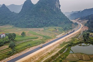 Giai đoạn 2026-2030 cần nguồn vốn rất lớn cho các dự án hạ tầng giao thông. Trong ảnh: Thi công cao tốc Đồng Đăng - Trà Lĩnh 