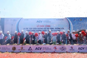 Các đại biểu thực hiện nghi thức triển khai Dự án. 