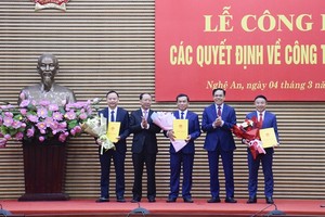 Chủ tịch tỉnh Nghệ An tặng hoa chúc mừng các nhân sự được bổ nhiệm.