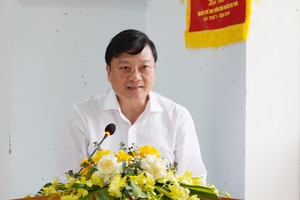 Chủ tịch UBND tỉnh Quảng Trị Lê Hồng Vinh trình bày nội dung chương trình hành động với cử tri