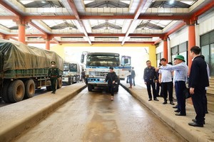 Phó Chủ tịch UBND tỉnh Quảng Trị Lê Đức Tiến (đội mũ cối xanh) kiểm tra khu vực dừng làm thủ tục thông quan cho các phương tiện tại Cửa khẩu quốc tế Cha Lo