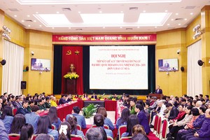 Tổng Bí thư Tô Lâm và các ứng viên Đơn vị bầu cử số 1, TP. Hà Nội tiếp xúc cử tri. Ảnh: Như Ý