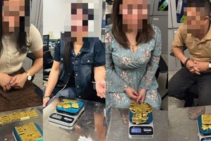 Các đối tượng cùng tang vật. Ảnh: CHQ.