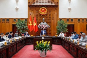 Thủ tướng yêu cầu tập trung vào những giải pháp quan trọng như thực hiện chính sách tiền tệ chủ động, linh hoạt, kịp thời, phù hợp với diễn biến tình hình; chính sách tài khóa mở rộng có trọng tâm, trọng điểm hơn nữa - Ảnh: VGP