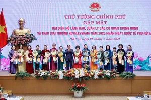 Thủ tướng và các nữ lãnh đạo quản lý các cơ quan Trung ương - Ảnh: VGP.