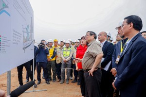 Thủ tướng kiểm tra dự án Khu quy hoạch tái định cư - Ảnh: VGP.