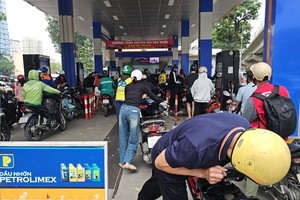 Người dân nhiều địa phương đổ xô đi mua, tích trữ xăng dầu khiến nhu cầu tiêu thụ nhiên liệu tăng gấp rưỡi, thậm chí gấp đôi. 