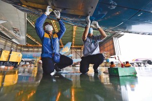 Công tác bảo dưỡng tàu bay của Vietnam Airlines phục vụ cao điểm Tết (Ảnh: P.V) 