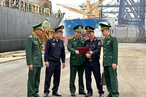 Hải quan và Bộ đội Biên phòng cảng Hòn Gai thường xuyên trao đổi thông tin nghiệp vụ, phối hợp tuần tra liên ngành. Ảnh: QH.