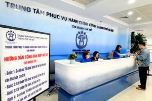 Người dân, doanh nghiệp thực hiện thủ tục hành chính tại Trung tâm Phục vụ hành chính công TP. Hà Nội.