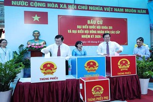 [Ảnh] Nguyên Chủ tịch nước Trương Tấn Sang bỏ phiếu bầu cử tại TP.HCM 