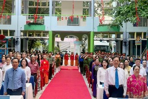 Nguyên Thủ tướng Nguyễn Tấn Dũng cùng Chủ tịch UBND TP.HCM Nguyễn Văn Được đi bỏ phiếu 