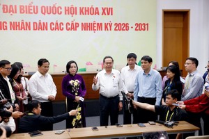 Chủ tịch Quốc hội Trần Thanh Mẫn thăm Trung tâm báo chí bầu cử - Ảnh NY.