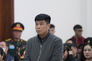 Nguyễn Văn Hậu (hay còn gọi là Hậu "pháo"), cựu Chủ tịch HĐQT Tập đoàn Phúc Sơn bị tuyên phạt tổng hợp 30 năm tù trong 2 vụ án.