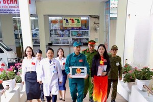 Lực lượng chức năng chuyển hòm phiếu lưu động tới cử tri cao tuổi, người ốm đau hoặc gặp khó khăn trong việc đi lại 